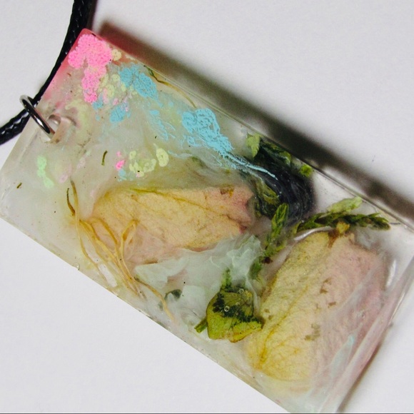 Rose petal resin pendant large bar with hole - Picture 15 of 16